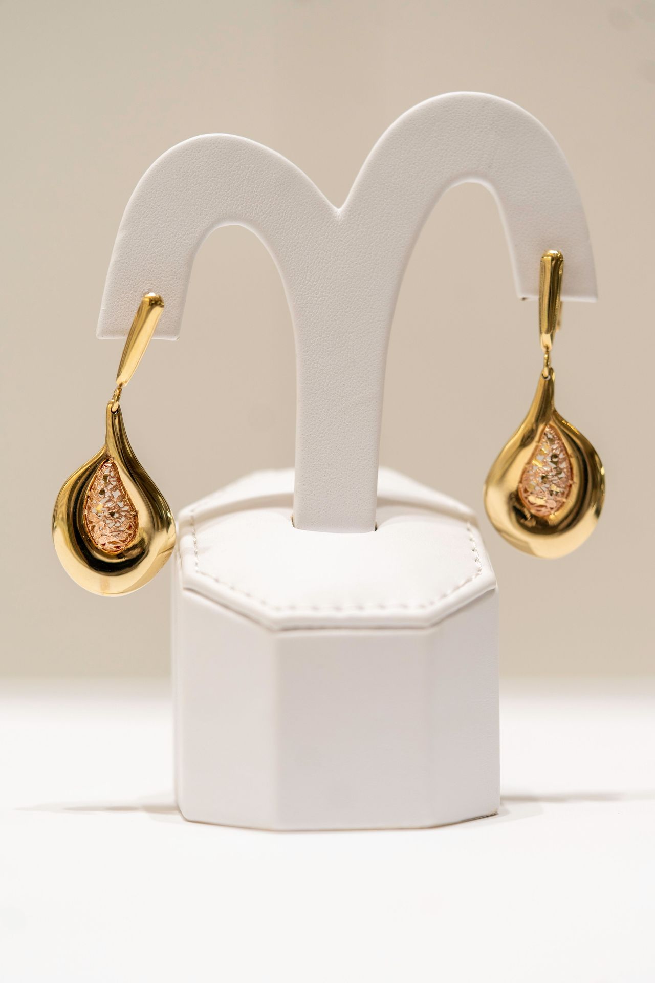 Aretes gota de oro