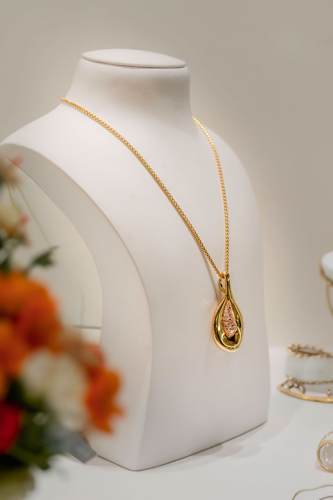 Cadena de oro con dije gota