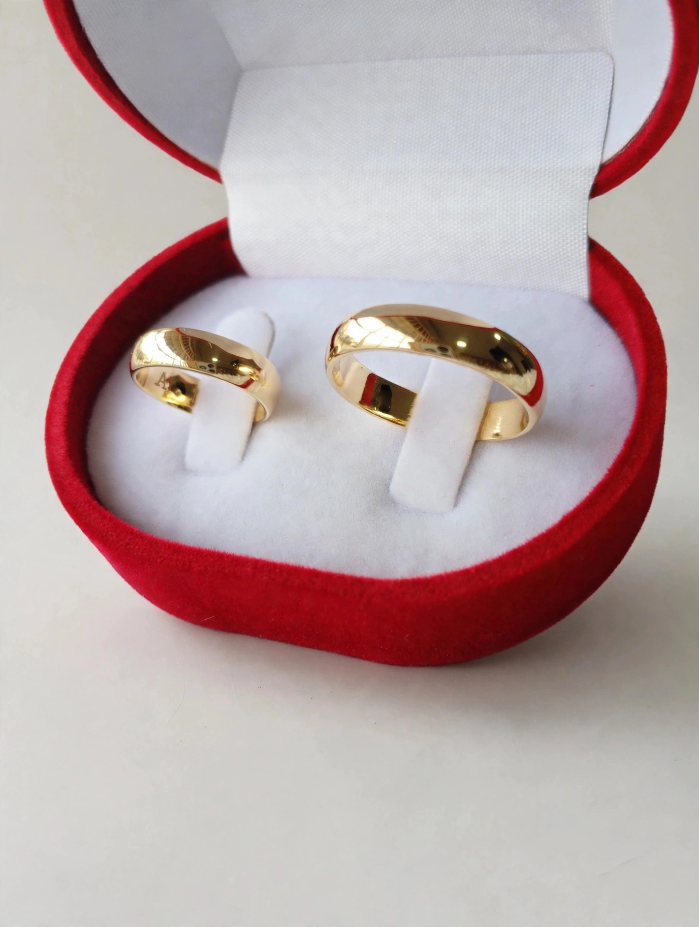 Argollas de matrimonio en estuche rojo